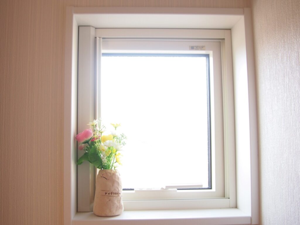 窓枠に発生したカビの撃退方法とは 掃除方法を解説