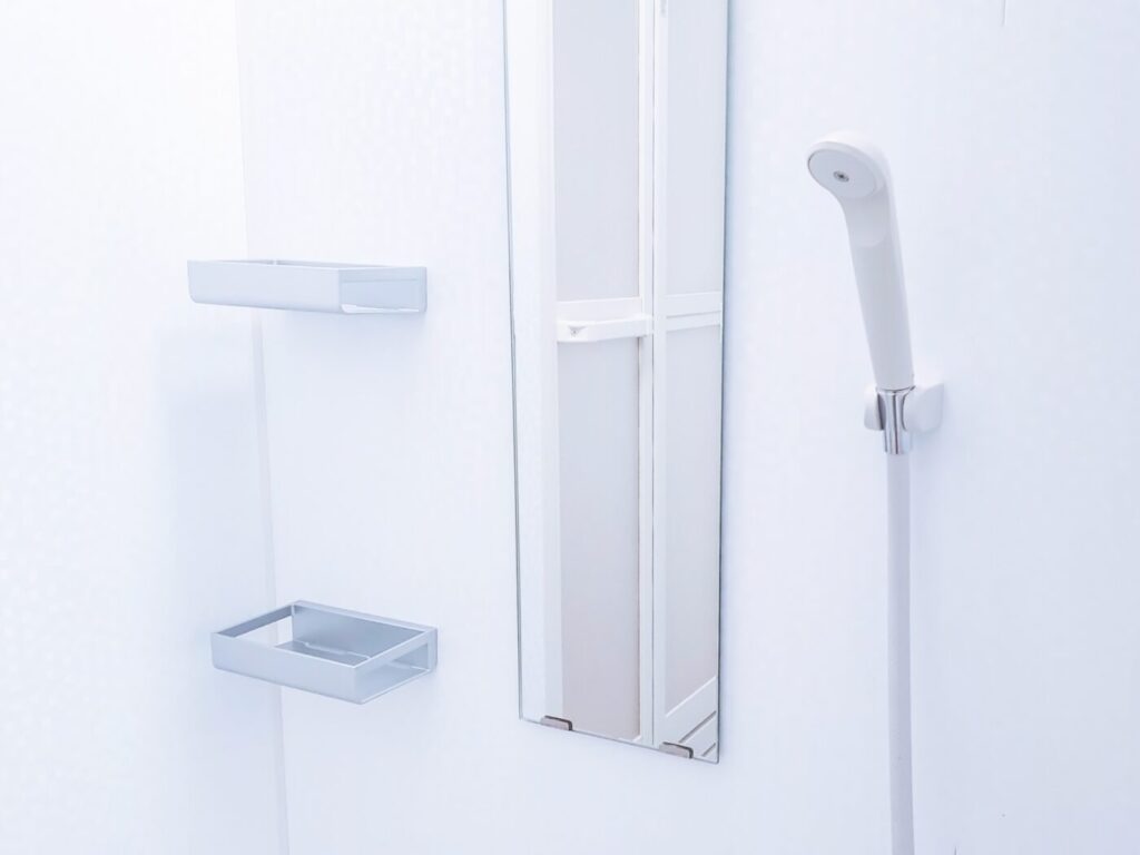 お風呂の鏡についた水垢の種類や掃除する方法を解説